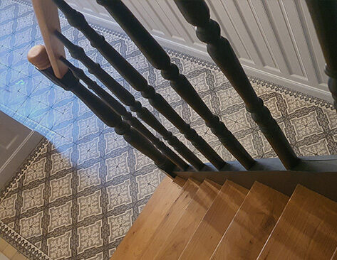 détail parquet repeint en noir entrée maison saint omer