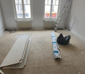 Parquet à rénover avec moquette
