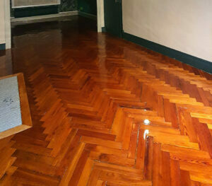 Vitrification du parquet à bâton rompu