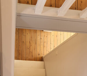 Escalier poncé et peint