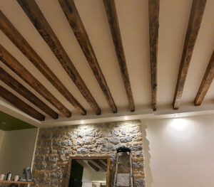 Rénovation des poutres du gîtage en bois