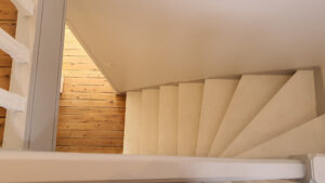 Escalier rénové et peint en bicolore