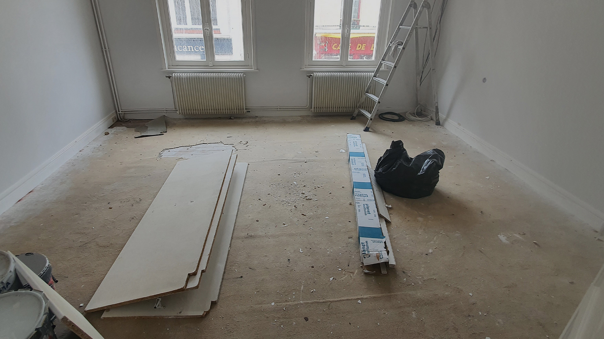 Parquet à rénover avec moquette